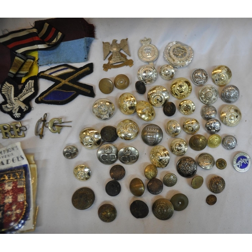 234 - VARIOUS CLOTH AND METAL BADGES