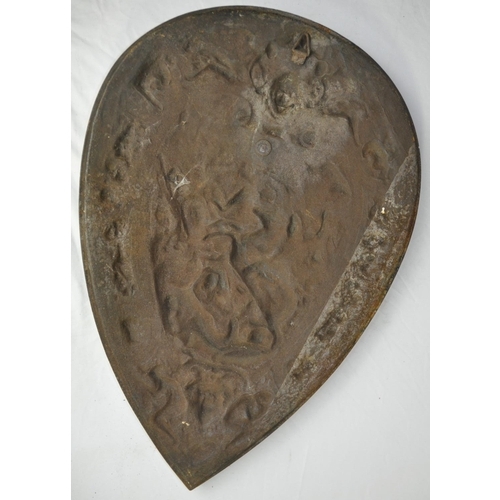 86 - CAST IRON LAST SUPPER PLAQUE AND VICTORIAN CAST IRON WALL HANGING SHIELD, POSSIBLY REPLICA OF THE PA... 