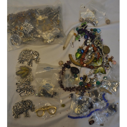 62 - 2 TUBS AND JEWELLERY BOX COSTUME JEWELLERY - MAINLY BROOCHES