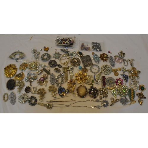 62 - 2 TUBS AND JEWELLERY BOX COSTUME JEWELLERY - MAINLY BROOCHES