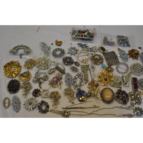 62 - 2 TUBS AND JEWELLERY BOX COSTUME JEWELLERY - MAINLY BROOCHES