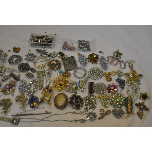 62 - 2 TUBS AND JEWELLERY BOX COSTUME JEWELLERY - MAINLY BROOCHES