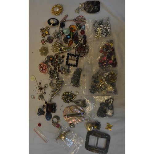 62 - 2 TUBS AND JEWELLERY BOX COSTUME JEWELLERY - MAINLY BROOCHES