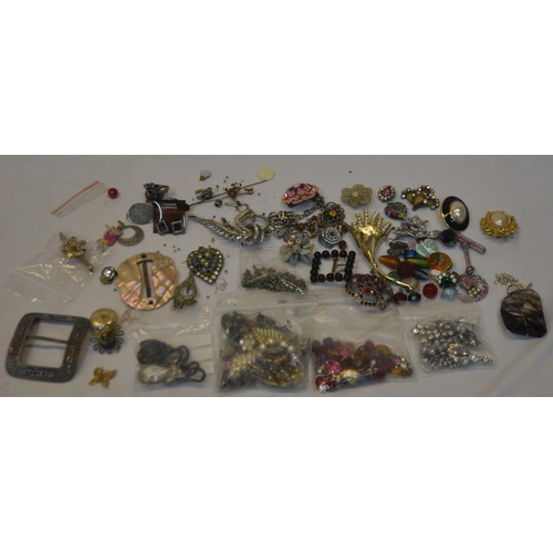 62 - 2 TUBS AND JEWELLERY BOX COSTUME JEWELLERY - MAINLY BROOCHES