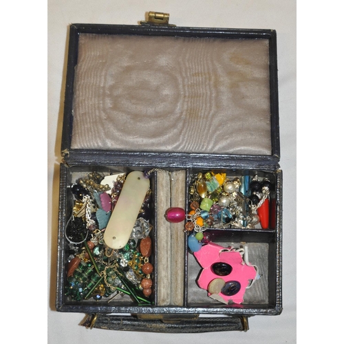 62 - 2 TUBS AND JEWELLERY BOX COSTUME JEWELLERY - MAINLY BROOCHES