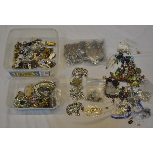 62 - 2 TUBS AND JEWELLERY BOX COSTUME JEWELLERY - MAINLY BROOCHES