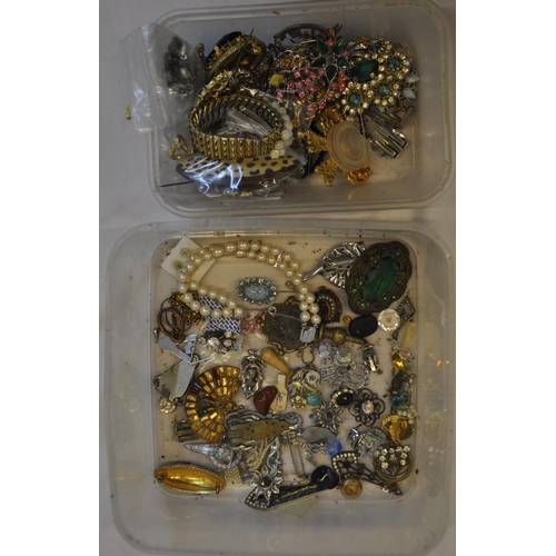 62 - 2 TUBS AND JEWELLERY BOX COSTUME JEWELLERY - MAINLY BROOCHES