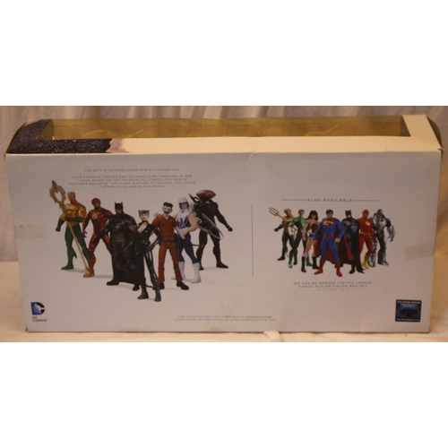 150 - VARIOUS DC COMIC ITEMS INCLUDING LARGE POSTER, FIGURES AND BOOKS