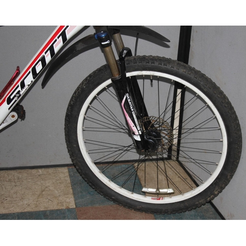 156 - SCOTT ASPECT 24 SPEED MOUNTAIN BIKE WITH DISC BRAKES AND FRONT SHOCKS