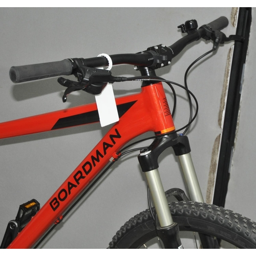 173 - BOARDMAN MHT8.6 10 SPEED MOUNTAIN BIKE FRONT SHOCKS AND DISC BRAKES 19 INCH FROM CENTRE OF PEDAL COG... 