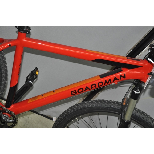 173 - BOARDMAN MHT8.6 10 SPEED MOUNTAIN BIKE FRONT SHOCKS AND DISC BRAKES 19 INCH FROM CENTRE OF PEDAL COG... 