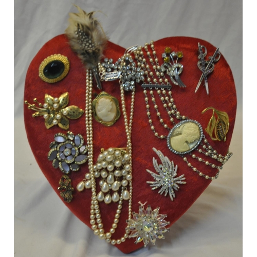 221 - COSTUME JEWELLERY - BROOCHES ETC