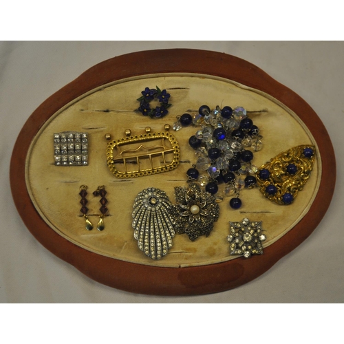 221 - COSTUME JEWELLERY - BROOCHES ETC