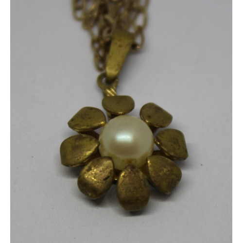 297 - 9ct GOLD CHAIN (3g) WITH PEARL FLOWER PENDANT