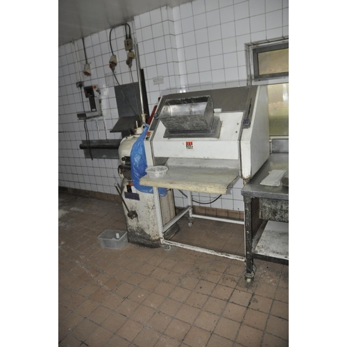 6 - JAC FAC M1 BAGUETTE MOULDER