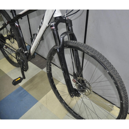 33 - CARRERA CROSSFIRE ONE 24 SPEED MOUNTAIN BIKE WITH DISC BRAKES AND FRONT SHOCKS 17