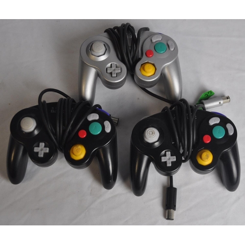 238 - BLACK NINTENDO GAME CUBE, 3 OFFICAL CONTROLLERS, 1 MEMORY CARD, POWER SUPPLY AND 6 LOOSE GAMES