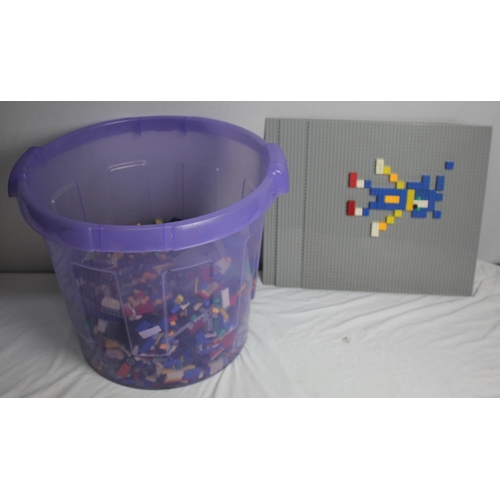 451 - TUB OF LEGO