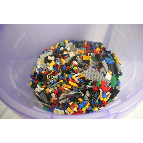 451 - TUB OF LEGO