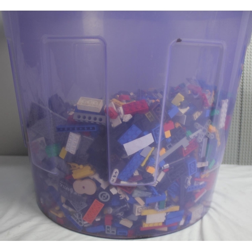 451 - TUB OF LEGO