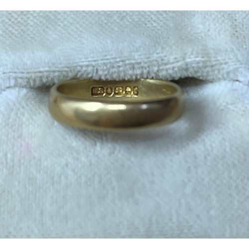 493 - 22ct GOLD WEDDING BAND - SIZE J (3.7g)