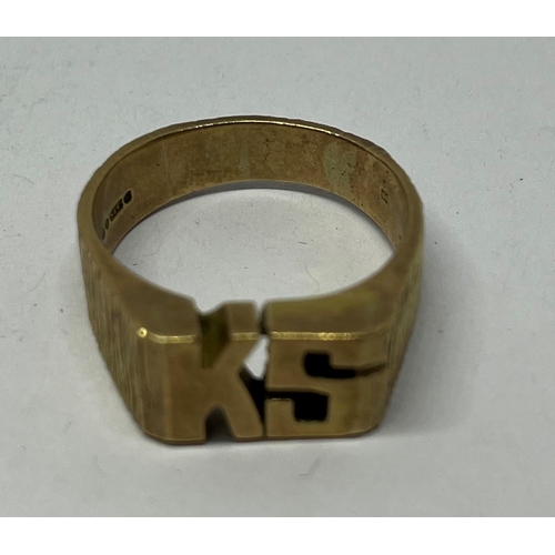 494 - 9CT GOLD GENTS RING WITH INITIALS 'KS' - SIZE X (11.8g)