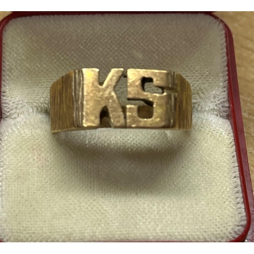 494 - 9CT GOLD GENTS RING WITH INITIALS 'KS' - SIZE X (11.8g)