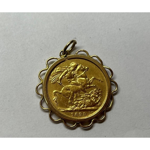 495 - 1899 GOLD FULL SOVEREIGN IN MOUNT (MOUNT WEIGHT 1.5g)