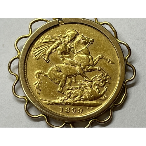 495 - 1899 GOLD FULL SOVEREIGN IN MOUNT (MOUNT WEIGHT 1.5g)