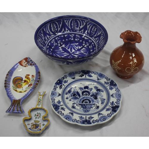 41 - MISCELLANEOUS POTTERY ITEMS - QUIMPER FISH SHAPED TRAY, BANJO DISH, DELFT PLATE, VASE, BLUE AND WHIT... 