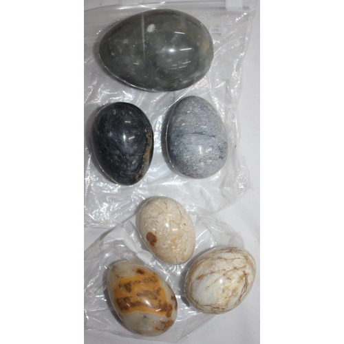 132 - BOX OF AGATE EGGS, OYNX, ALABASTER, CRYSTALS AND COLLECTABLE ROCKS