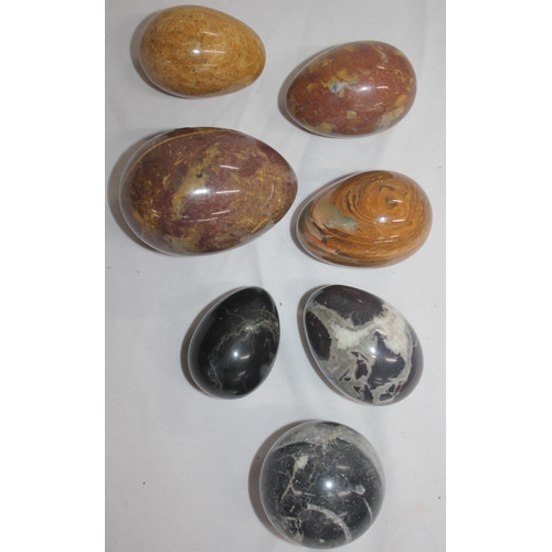 132 - BOX OF AGATE EGGS, OYNX, ALABASTER, CRYSTALS AND COLLECTABLE ROCKS