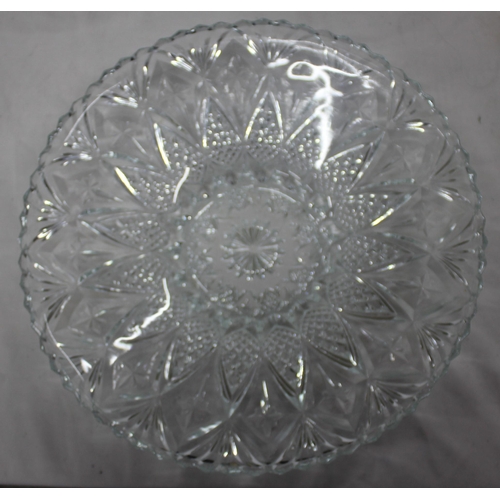 134 - PRESSED GLASS BOWLS AND CRYSTAL GLASS TRAYS