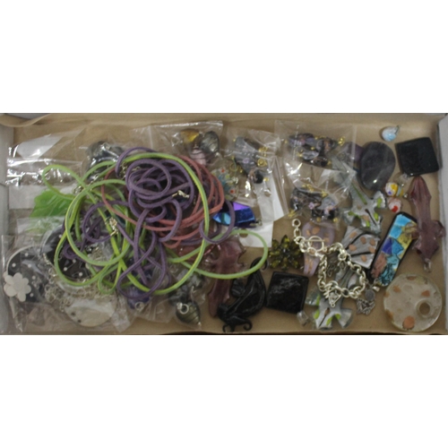 140 - 5 TRAYS OF COSTUME JEWELLERY