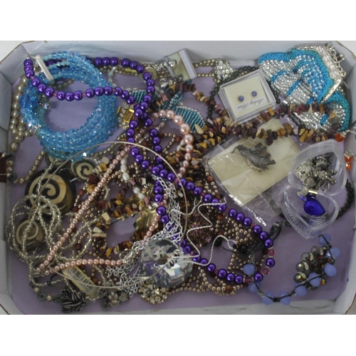 140 - 5 TRAYS OF COSTUME JEWELLERY