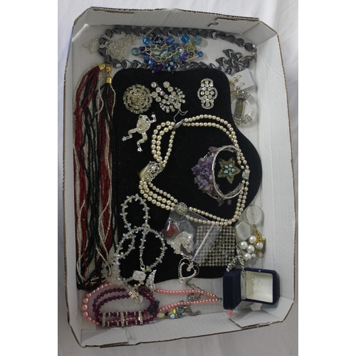 295 - 3 TRAYS OF COSTUME JEWELLERY - BROOCHES, EARRINGS, NECKLACES, ETC