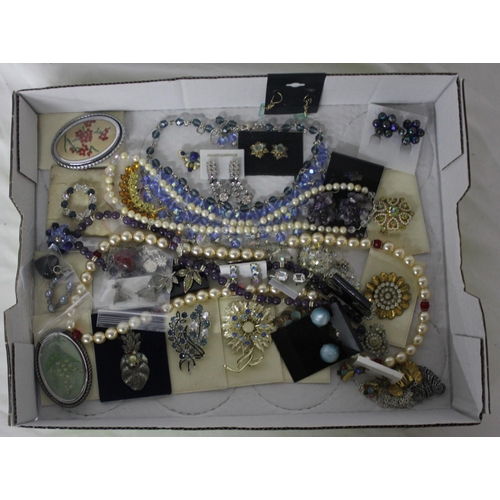 295 - 3 TRAYS OF COSTUME JEWELLERY - BROOCHES, EARRINGS, NECKLACES, ETC