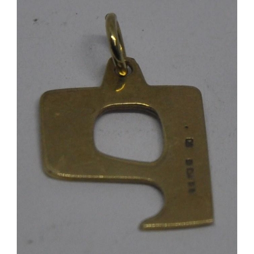 395 - 9ct GOLD 'P' PENDANT (1.4g)