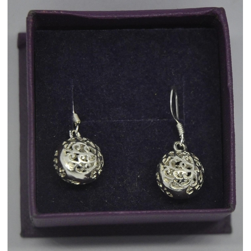 399 - SILVER BRACELET (3.2g) & PAIR OF SILVER FILIGREE SPHERE EARRINGS (2.9g)