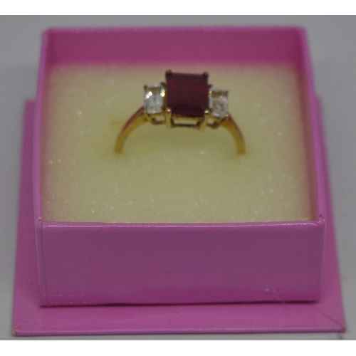 409 - 9ct GOLD 3 STONE RING SET SINGLE RED STONE & 2 CLEAR STONES IN PINK BOX (2g) (SIZE 0)