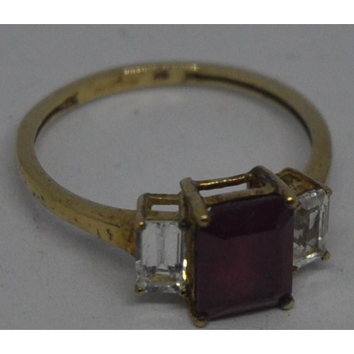 409 - 9ct GOLD 3 STONE RING SET SINGLE RED STONE & 2 CLEAR STONES IN PINK BOX (2g) (SIZE 0)