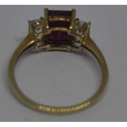 409 - 9ct GOLD 3 STONE RING SET SINGLE RED STONE & 2 CLEAR STONES IN PINK BOX (2g) (SIZE 0)