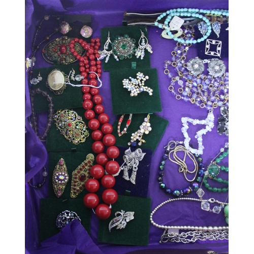 306 - BOX AND 2 TRAYS OF COSTUME JEWELLERY - BROOCHES, BRACELETS, NECKALCES, ETC