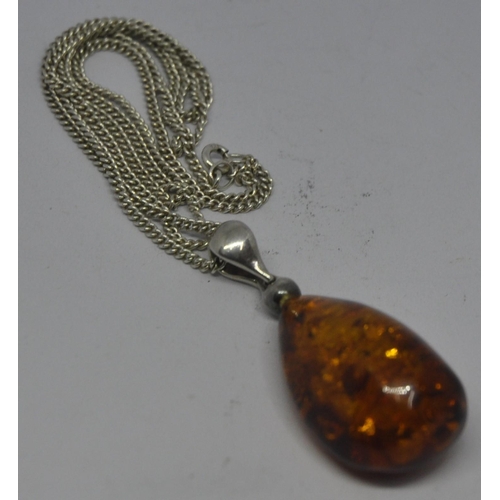 343 - PRETTY SILVER TWISTED ROPE NECKLACE (20.9g) & AMBER LIKE PENDANT WITH SILVER COLOURED TOP ON CHA... 