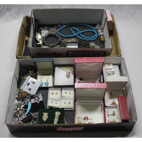 10 - 4 TRAYS OF COSTUME JEWELLERY - BROOCHES, EARRINGS, NECKLACES, COIN BRACELET, ETC