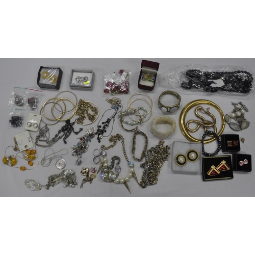 49 - QUANTITY OF COSTUME JEWELLERY