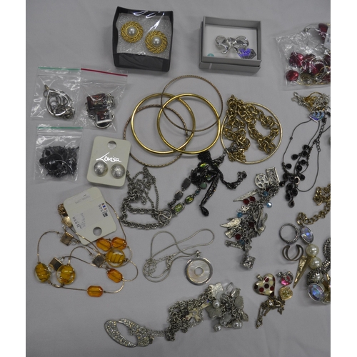 49 - QUANTITY OF COSTUME JEWELLERY