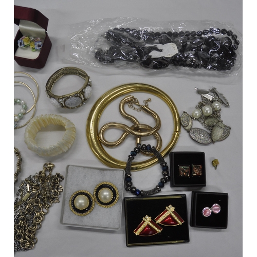 49 - QUANTITY OF COSTUME JEWELLERY