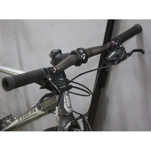 80 - TREK FX 7.4 27 SPEED BIKE 18