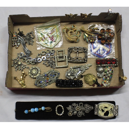 99 - 2 TRAYS OF COSTUME JEWELLERY - RINGS, LOCKETS, ,BROOCHES, BADGES, ETC